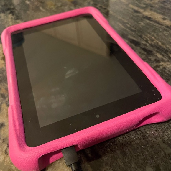 Amazon Kindle Fire kids and comes with charger and case - Picture 5 of 8